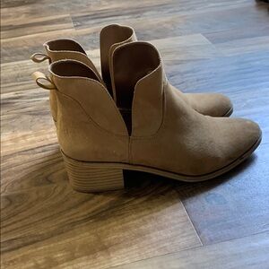Woman’s Tan Ankle Boots